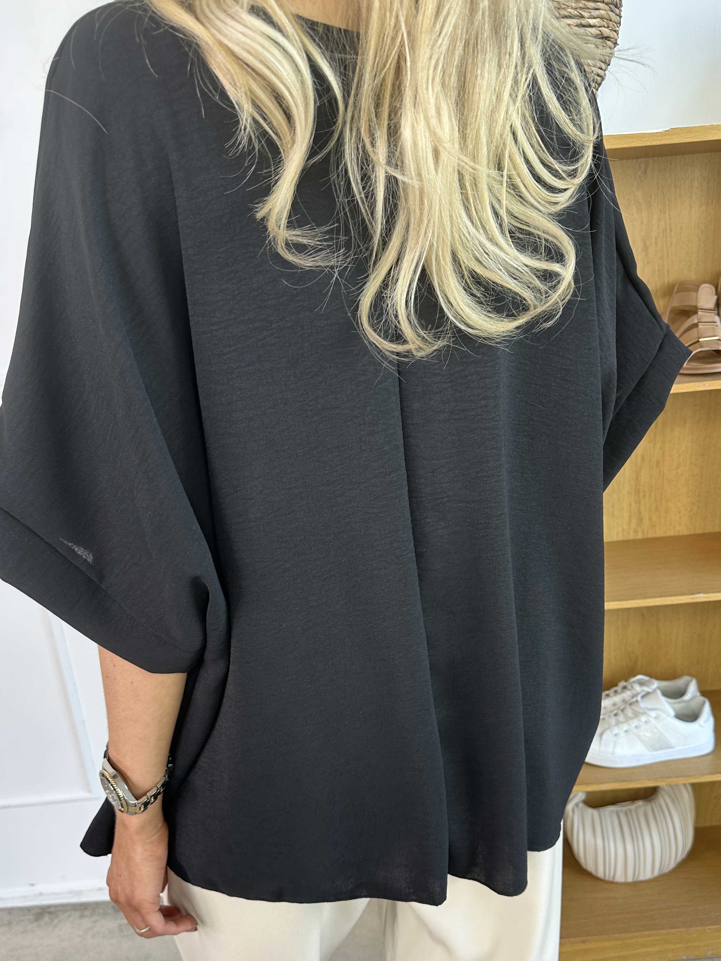 Tabisha - Sød let tunika med blomst og similisten på brystet